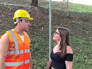 Fui procurar um faz tudo para arrumar meu chuveiro. Casada safada contrata servi&ccedil_o e paga dando a buceta e tomando leitada no cuzinho.