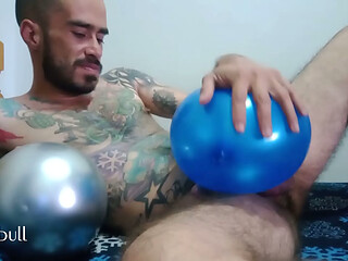 Verga tiesa frot&aacute_ndose rico en globos grandes