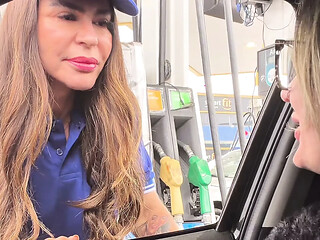 My husband's cuckold got out of the car and I called the gas station attendant to fuck and she accepted and got in the car and was so horny that she was all naked