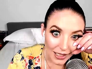 Brunette solo masturbation on webcam
