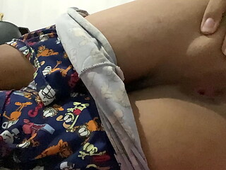 Exibindo a bundinha branca.