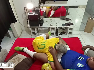 depois do jogo, levei meu amigo twink para casa e botei para mamar