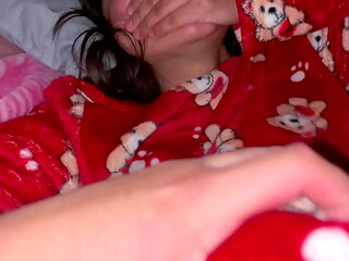 Visito a la SOBRINA de mi esposa en su cuarto y AS&Iacute_ de F&Aacute_CIL la agarro acostadita en su Cama