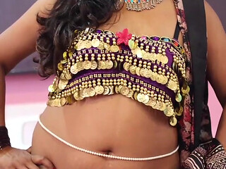 Doodh wale ne teeno bhabhi ko doodh se nahlaya