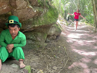 Peque&ntilde_o duende se folla a culona latina perdida a cambio de ayudarla a salir de su bosque m&aacute_gico