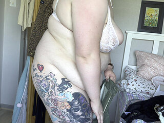 Real Amateur Chubby Girl with Tattoos Tries on Bras and Dresses for You