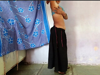 Chudak step sister opened a black saree and pressed her big boobs in the bra and was yearning for sex, today the step sister wil