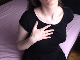 Amateur GF gives a big finale on her black T-shirt in POV