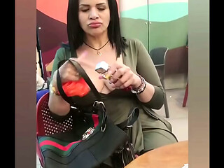 Me tomo un caf&eacute_ con una madura colombiana influencer en la primera cita