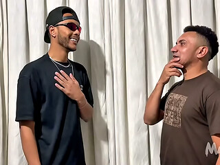 Encontrei uma loira safada cheia de tes&atilde_o no banheiro, chamei uma amigo para resolver o problema dela.(VIDEO COMPLETO NO RED)
