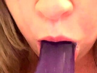 Amateur brunette double toying on webcam