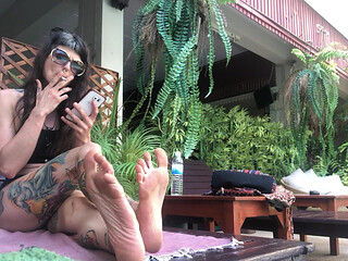Smoking Fetish & Feet Outdors