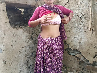 In the open field jungle outdoor, the stepbrother's wife took off her clothes and made a mood in front of her brother-in-law, fingering her pussy.