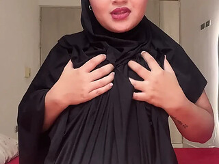 Beautiful Muslim masturbates