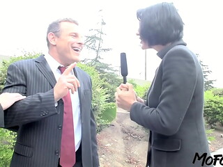 MOFOZO.com - Surprised Journalist Gets A Visit By The Gouvernator!