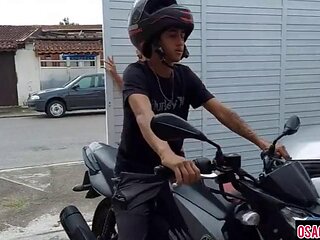 Hot crown takes advantage of the delivery man