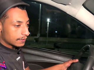 Nessas viagens de carro por aplicativo sempre rola essas brother Gen safadeza sem limites pegando no pau duro motorista safado e gozando junto com ele