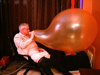 155) Giant Round Balloon Fuck by Kinky Daddy