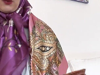 Stepaunt's New Satin Scarves Turn You on! Lady Victoria Valente