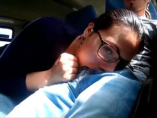 Cochonne  lunettes suce son mec dans le train !
