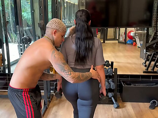 A personal da academia veio me ajudar no treino e no final levei ela pro meu apartamento e comi muito o cuzinho dela