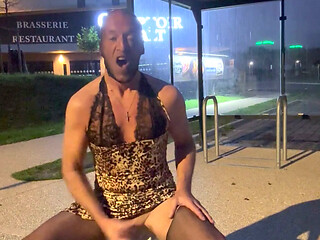 Outdoor sissy