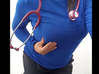PORNO REAL DE ENFERMERA LATINA EN SERVICIO HOSPITALARIO!! LA MUY ZORRA HACE PORNO CASERO EN LA OFICINA DEL JEFE