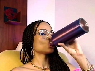 Amateur preggo hoe toys her pussy close up in fetish solo