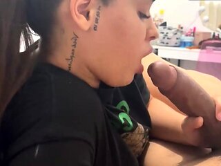 Amiga da namorada descobriu sobre meu pau grande e decidiu