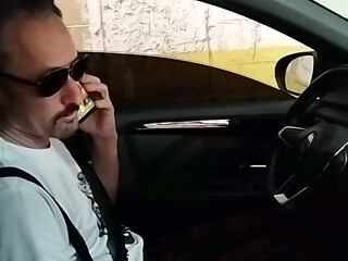 Voltei antes do trabalho e peguei meu pai dando uns pegas no meu namorado, metemos junto no safado