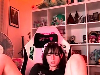 Amateur blonde teen solo dildo