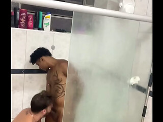 Esse safado veio tomar banho comigo com um boquete e acabamos fodendo um ao outro com for&ccedil_a