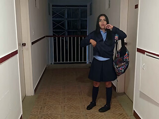 Encuentro a mi vecina con su uniforme de colegio afuera de su casa