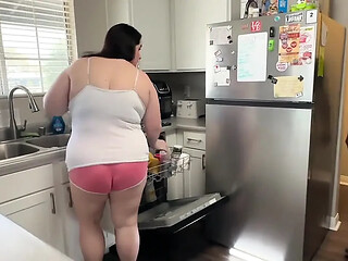 Mature BBW gets caught doing dishes and getting rewarded with a creamy surprise
