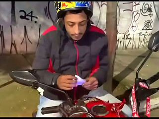 ENTREGADOR GOSTOSO TAVA COM PAU MARCANDO, PEDI PRA CHUPAR.