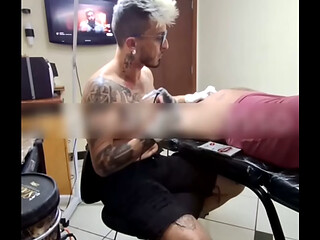 Taxista gemeu na primeira tatuagem e se entregou por completo na maca