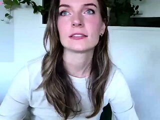 Amateur Webcam Chick Masturbates On Webcam More at