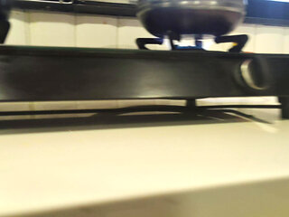 Kamwali bai jhadu pochha kar rahi hai uski bade bade bol dekh kar Muth Marne ka