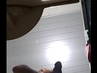 Batendo uma no banheiro