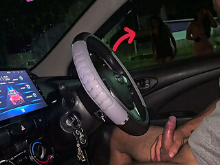 Punheta arriscada para duas morenas na rua