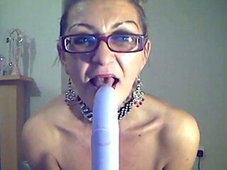 Mature Woman Masturbates on Webcam