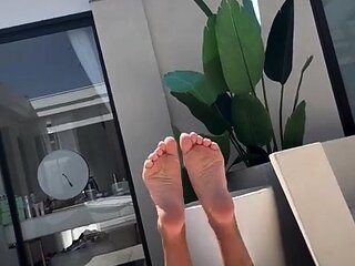 Jerk it to my sexy ebony foot fetish