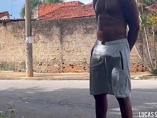 Fui dar um rol&ecirc_ sem cueca e ganhei mij&atilde_o de macho no mato