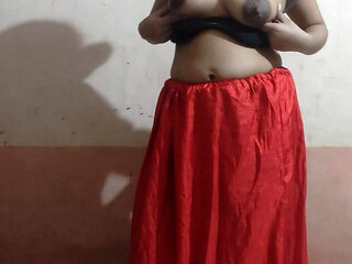 The sister-in-law of the Desi Chudakkad village, picked up the ghaghra and got ready to chudwa ne