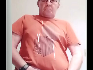 Me masturbo con un juguete nuevo.