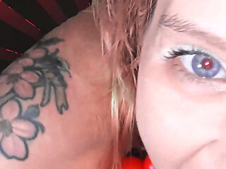 Pretty Little MILF Get's a Mega Facial