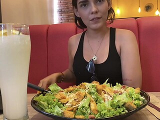 LA INVIT A COMER ENSALADA PERO CON LA CONDICIN DE QUE USARA MI SALSA ESPECIAL