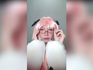 Femboy en cosplay muestra su cola y su pito bailando