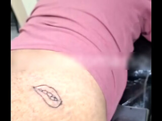 Taxista chegou acanhado e relaxou quando testei o desenho na bunda