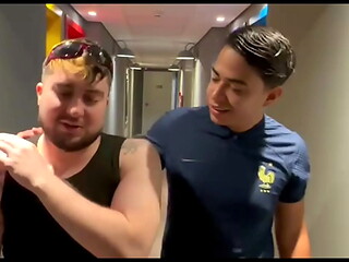 Meu amigo me massageou depois do treino pesado (COMPLETO NO RED)